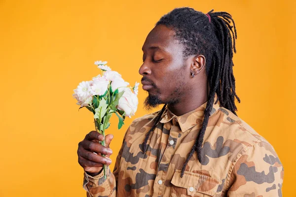 Homme Afro Américain Sentant Bouquet Roses Blanches Posant Avec Des — Photo