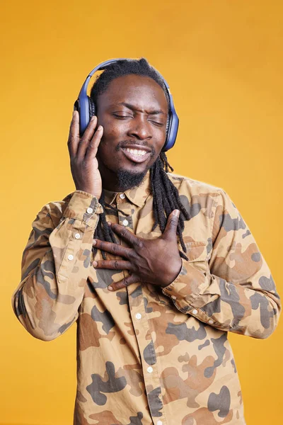 Sonriente Persona Afroamericana Escuchando Música Mp3 Usando Auriculares Disfrutando Lista —  Fotos de Stock