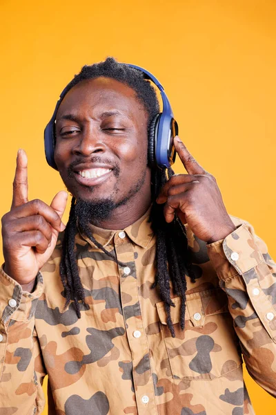 Afrikai Amerikai Személy Élvezi Dal Audio Visel Fejhallgatót Miközben Élvezi — Stock Fotó