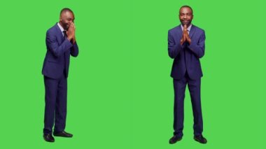 Afrikalı Amerikalı adam dua eden elleri simgeliyor ve kamera önünde af diliyor, ruhani bir jest. Erkek girişimci iyi şans için Tanrı 'ya dua ediyor, inançlı iyimser bir çalışan..