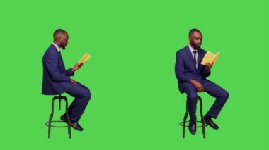 Sandalyeye oturmuş roman okuyan Afrikalı Amerikalı bir adam, stüdyoda edebiyat olarak hikaye hikayesinin tadını çıkarıyor. Takım elbiseli genç adam yeşil ekran ve kamerada boş zaman aktiviteleri hakkında ders veriyor..