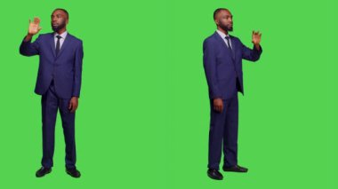 Stüdyoda holografik görüntüyü analiz eden yeni başlayan bir işçi, kamerada hologram ve yapay zeka ile çalışıyor. Genç işadamı artırılmış gerçeklik kullanıyor, yeşil perde arkaplanı.