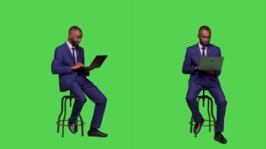 Şirket çalışanı internet sitesinde arama yapıyor, sandalyede oturuyor ve stüdyoda dizüstü bilgisayar kullanıyor. Yetişkin girişimci internet ağı ile kablosuz bilgisayar, tam vücut yeşil ekran üzerinde çalışıyor.