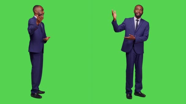 Zakenman Office Suit Wijst Zijwaarts Camera Het Creëren Van Zakelijke — Stockvideo