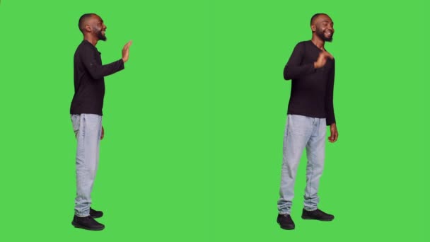 Afrikalı Amerikalı Adam Stüdyoda Insanlara Sallıyor Selam Veriyor Kamerada Veda — Stok video