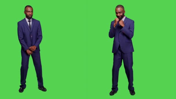 Керівник Африканської Америки Готується Коробки Кулаками Повітря Поводиться Агресивно Зеленому — стокове відео