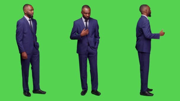 Takım Elbiseli Afro Amerikan Bir Adam Bir Şey Bekliyor Tüm — Stok video