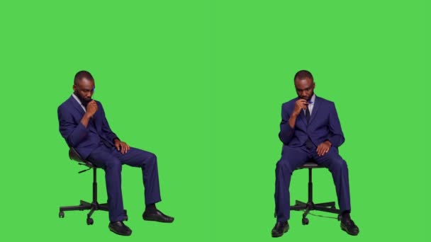 Funcionário Pensativo Pensando Soluções Sentadas Cadeira Posando Sobre Tela Verde — Vídeo de Stock