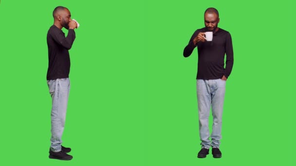 Młody Człowiek Pijący Kawę Zielonym Ekranie Całego Ciała Serwujący Filiżankę — Wideo stockowe
