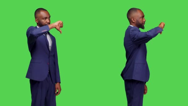 Afroameričan Dává Palce Dolů Stojí Zeleném Pozadí Obrazovky Mužský Zaměstnanec — Stock video
