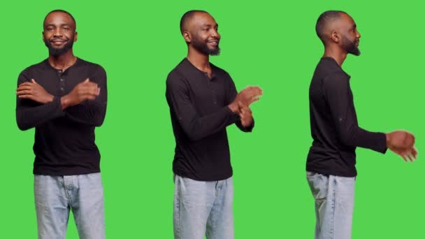 Zelfverzekerd Lachend Mannelijk Model Poserend Greenscreen Staand Studio Met Jeans — Stockvideo