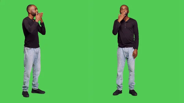 Afro Amerikaanse Man Die Luchtkusjes Camera Stuurt Poserend Met Een — Stockfoto