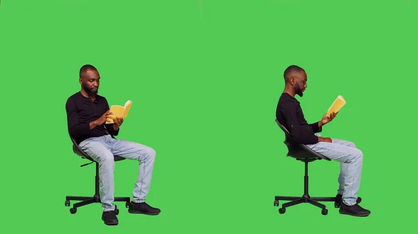 스튜디오에 스토리 스크린으로 있습니다 남자는 의자에 이야기 카메라에 문학적 개념을 — 스톡 사진