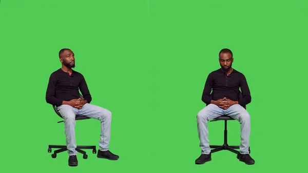 Afrykański Amerykanin Czeka Coś Krześle Siedząc Zielonym Tle Całego Ciała — Zdjęcie stockowe