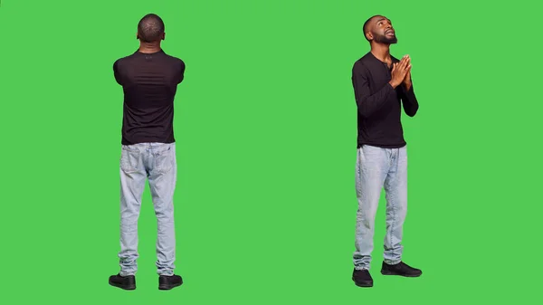 Jovem Homem Espiritual Orando Jesus Estúdio Mãos Dadas Uma Oração — Fotografia de Stock