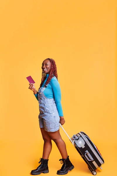 Vrouwelijke Model Reizen Het Buitenland Met Tassen Met Paspoort Voor — Stockfoto