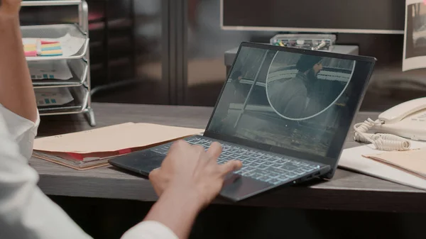 Polizist Beim Studium Von Kriminalitätsakten Laptop Schreibtisch Sitzend Der Wand — Stockfoto