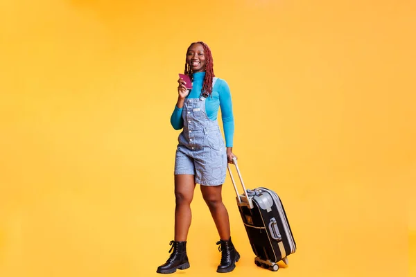Afro Amerikaans Meisje Met Identiteitskaart Voor Vlucht Van Het Vliegtuig — Stockfoto