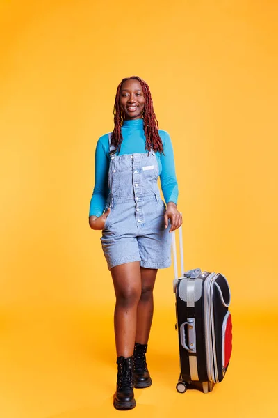 Jonge Reiziger Poseren Met Trolley Vrouwelijk Model Voor Bereiden Vertrekken — Stockfoto