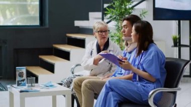 Doktor, bekleme odasında yaralı bir hastanın boyunluğunun çıkarılmasını tartışıyor. Asyalı asistan elinde pano ile tıbbi uzmanlık yazıyor, sağlık tedavisi planlıyor