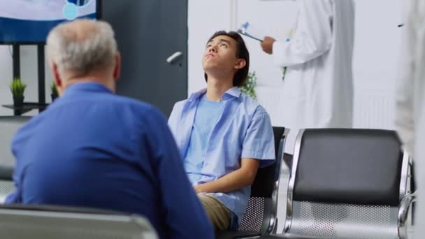 이시아인 환자는 검진을 진료를 기다리는 상태로 치료에 논의하는 전문가를 기다리고 — 비디오