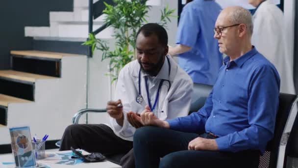 Dokter Melakukan Pengukuran Tingkat Insulin Dengan Glukometer Medis Dan Oksima — Stok Video