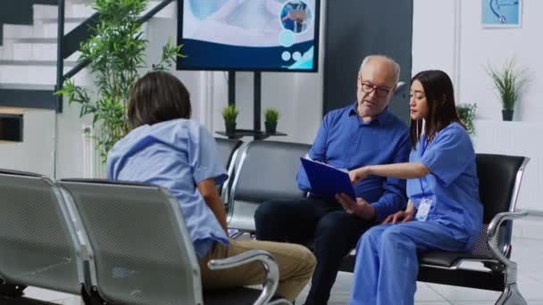 Enfermeira Explicando Tratamento Saúde Paciente Idoso Durante Consulta Check Sala — Vídeo de Stock
