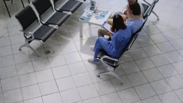Aziatische Patiënt Met Nekletsel Met Cervicale Kraag Tijdens Medisch Onderzoek — Stockvideo