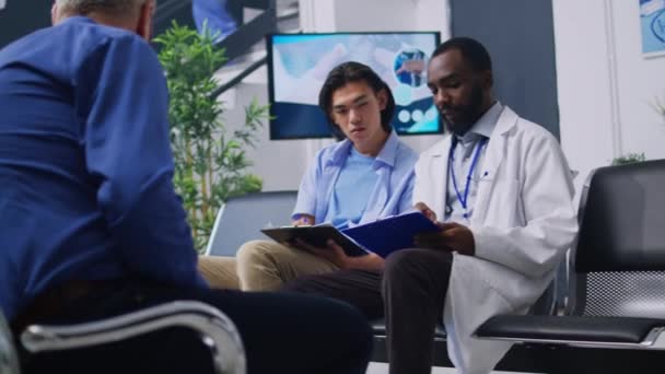 Médico Que Explica Experiencia Médica Paciente Asiático Durante Examen Visita — Vídeos de Stock