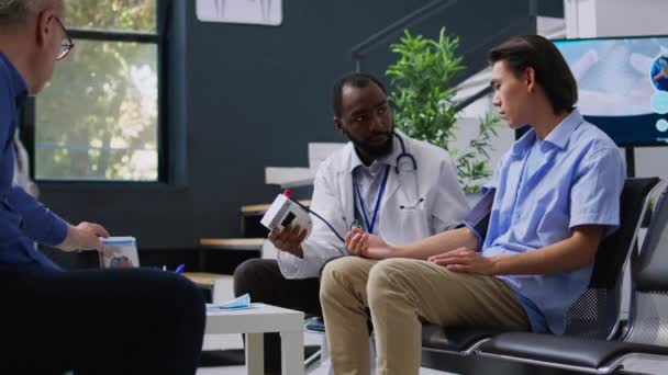 Traumatologe Misst Bluthochdruck Und Hypotonie Bei Asiatischen Patienten Mit Medizinischem — Stockvideo