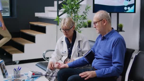 Kardiológus Segítségével Tonométer Eszköz Mérésére Beteg Pulzus Nyomás Magas Vérnyomás — Stock videók