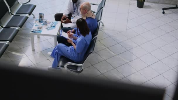 Arzt Erklärt Älteren Mann Medizinische Expertise Während Des Arztbesuchs Krankenschwester — Stockvideo