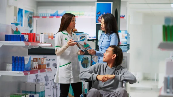 Asiatiska Människor Frågar Apotekare Läkemedel Kryssa Lådor Med Medicin Och — Stockfoto