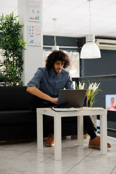Homem Árabe Jovem Analisando Estatísticas Financeiras Laptop Enquanto Trabalhava Criação — Fotografia de Stock
