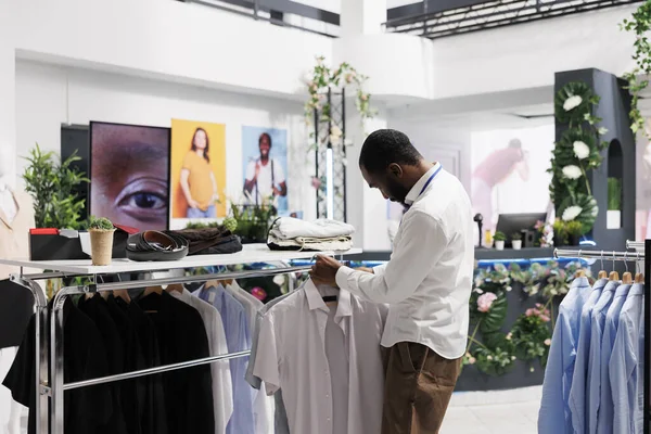 Vestuário Shopping Assistente Homem Pendurado Camisas Rack Exibindo Vestuário Para — Fotografia de Stock