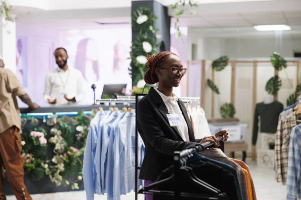 Gülümseyen Afro Amerikan Giyim Mağazası Asistanı Giyim Mağazasının Yanında Beklerken — Stok fotoğraf