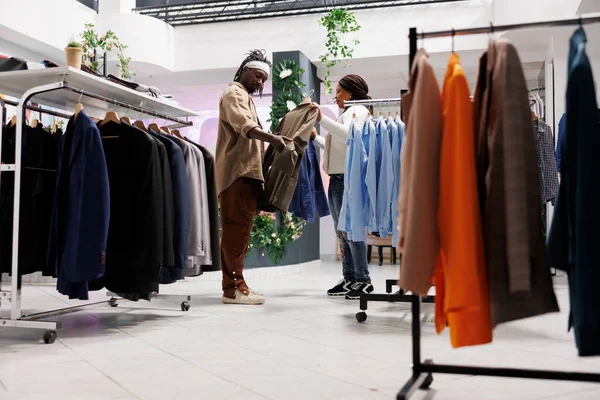 Africano Americano Homem Mulher Comprando Roupas Centro Comercial Decidir Entre — Fotografia de Stock