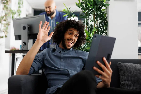 Arabische Projectmanager Gesprek Met Collega Team Digitale Tablet Startkantoor Glimlachende — Stockfoto