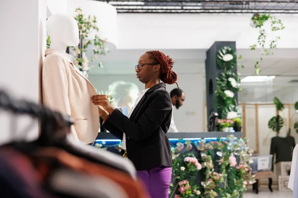 Африканская Американка Создает Стильный Формальный Вид Одевая Манекен Магазине Одежды — стоковое фото