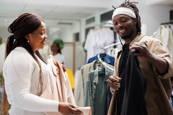 Casal Afro Americano Escolhendo Jaqueta Formal Para Ocasião Especial Loja — Fotografia de Stock