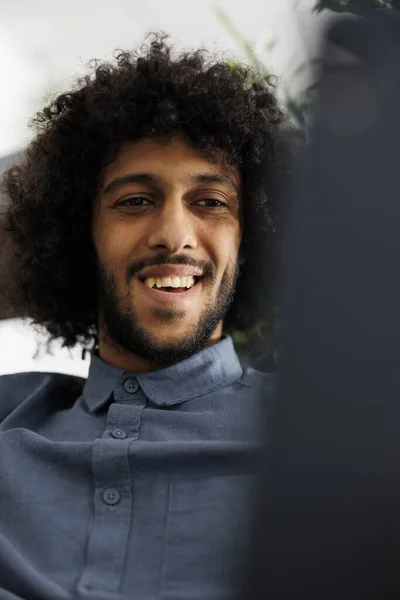 阿拉伯新成立的公司员工在办公室工作时 在远程会议上交谈 年轻面带微笑的商人用数码平板电脑在电视上讨论项目计划 — 图库照片