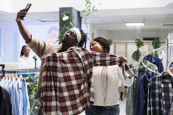 Blogueiros Afro Americanos Segurando Camisa Levando Selfie Smartphone Para Anunciar — Fotografia de Stock