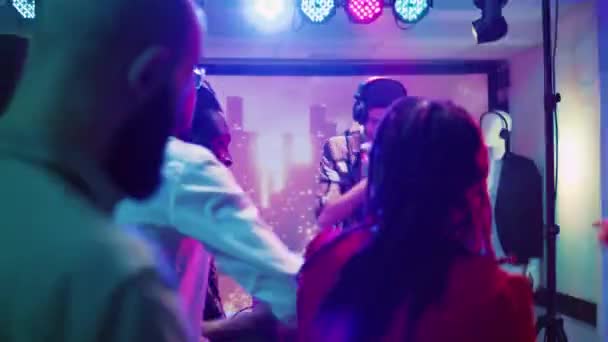 Personas Bailando Con Discoteca Adultos Jóvenes Mezclando Música Funky Para — Vídeos de Stock