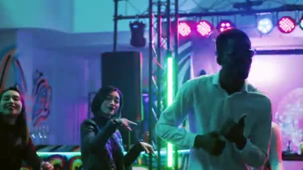 Jovens Festejando Boate Divertindo Bebendo Álcool Bar Amigos Enérgicos Dançando — Vídeo de Stock