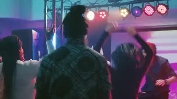 Різні Люди Стрибають Танцювальну Музику Радіючи Танцям Дискотеці Група Друзів — стокове відео