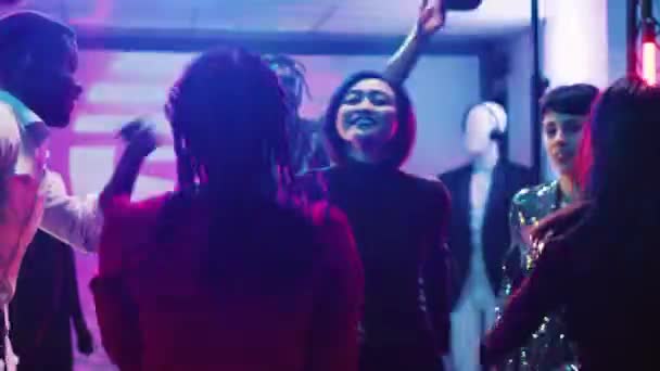 Moderne Leute Hüpfen Club Herum Und Haben Spaß Auf Partys — Stockvideo