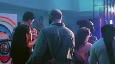 Gece kulübünde vals yapan genç çiftler dans pistinde yavaş müzik eşliğinde dans ediyorlar. Mutlu romantik partnerler diskotekte vals yapıyor, spot ışıkları ve alkolle eğleniyor. Parti..