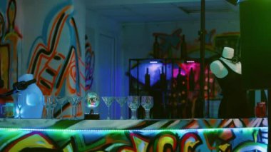 Yeraltı partisinde barda alkollü içkiler, gece kulübünde boş dans pisti. Diskotek DJ ile dans etkinliğine hazırlandı. Performans ve canlı müzik gösterisi.