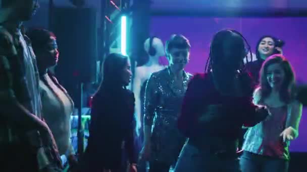 Amigos Haciendo Batalla Baile Fiesta Mostrando Diferentes Movimientos Funky Para — Vídeo de stock