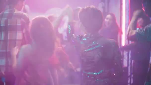 Люди Танцуют Парами Медленную Музыку Наслаждаются Романтическим Вальсом Танцполе Счастливые — стоковое видео